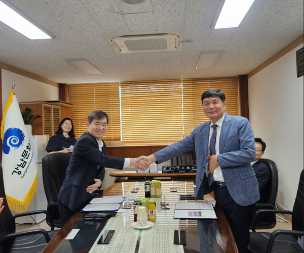 서산문화재단은 지난 24일 서울 강남문화재단에서 강남문화재단과 문화예술 진흥과 지역 간 상생 발전을 위한 상호 협력 체계 구축을 목표로 업무협약을 체결한 가운데, 서산문화재단 임진번 대표이사와 강남문화재단 옥종식 상임이사가 악수를 하고 있다(사진 왼쪽부터 강남문화재단 옥종식 상임이사, 서산문화재단 임진번 대표이사). / 서산문화재단 제공