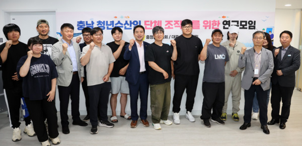 충남도의회는 지난 24일 충청남도 관공선관리사무소에서 '청년수산인 단체 조직화를 위한 연구모임'이 충남 청년수산인연합회’ 결성 추진을 위한 제2차 회의를 개최한 가운데, 연구모임 대표를 맡고 있는 신영호 의원을 비롯한 참석자들이 화이팅을 외치고 있다. / 충남도의회 제공