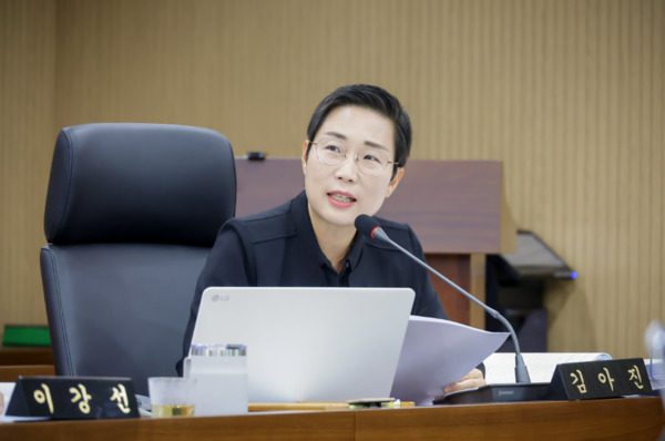 서천군의회는 25일 김아진 의원이 제331회 정례회 행정사무감사에서 잇따른 자연재해와 강력범죄로 인해 커져가는 군민 불안에 주목하며, 사회안전망 구축과 재난 취약계층 보호에 대한 군의 대응 현황을 집중 점검하고 실질적인 개선을 촉구했다고 밝혔다. / 김아진 의원 제공
