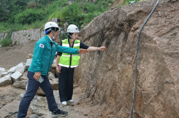 종로구의회는 지난 16일 국민의힘 김하영 의원이 홍지동 81-1번지 일대에서 진행 중인 절토사면 공사 현장을 방문해 진행 상황과 안전관리 실태를 점검했다고 밝혔다. / 김하영 의원 제공