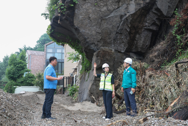 종로구의회는 지난 16일 국민의힘 김하영 의원이 홍지동 81-1번지 일대에서 진행 중인 절토사면 공사 현장을 방문해 진행 상황과 안전관리 실태를 점검했다고 밝혔다. / 김하영 의원 제공