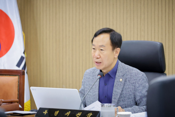 서천군의회는 26일 한경석 의원이 제331회 정례회 행정사무감사에서 공동화 현상이 가속화되고 있는 서천읍 구도심권 상권 회복을 위한 핵심 과제로 ‘삼거리 지역의 적정 규모 공영주차장 확보’를 강하게 주장했다고 밝혔다. / 한경석 의원 제공