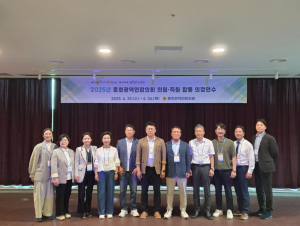 충청광역연합의회는 지난 25일부터 26일까지 서천·보령 일원에서 의원과 직원 33명을 대상으로 '2025년 의원·직원 합동 의정연수'를 실시했다고 밝혔다. 사진은 서천 '송림동화' 교육장 방문 모습 / 충청광역연합의회 제공