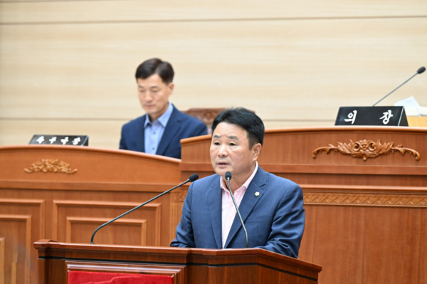 보령시의회는 27일 백영창 의원이 제268회 제1차 정례회 제2차 본회의에서 5분 자유발언을 통해 장기간 방치된 (구)웅천역 폐철도 부지의 도시계획도로 지정 해제 및 공간 재활용 필요성을 강하게 제기했다고 밝혔다. / 보령시의회 제공