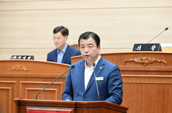 보령시의회는 27일 조장현 의원이 제268회 제1차 정례회 제2차 본회의에서 5분 자유발언을 통해 무허가 농가주택의 합법화 및 제도권 편입을 위한 지원책 마련의 필요성을 강조하며, 보령시의 적극적인 대응을 촉구했다고 밝혔다. / 보령시의회 제공