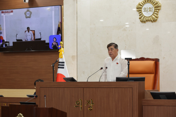 서천군의회는 27일 제331회 제1차 정례회 제2차 본회의를 끝으로 지난 16일부터 12일간 진행된 의사일정을 모두 마무리한 가운데, 김경제 의장이 폐회사를 하고 있다. / 서천군의회 제공