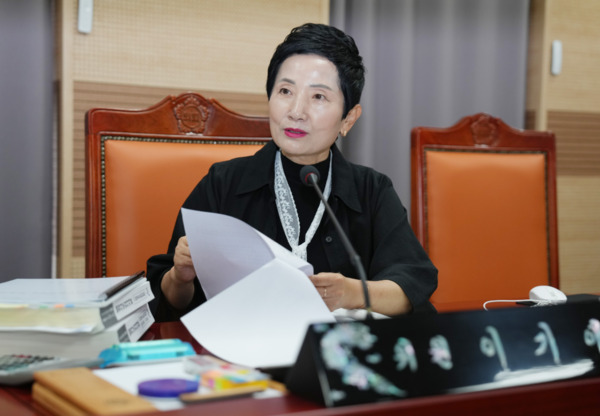 아산시의회는 지난 24일 국민의힘 이기애 의원이 제259회 제1차 정례회 중 기획행정농업위원회 소관 감사위원회·농정과·축산과 2025년도 행정사무감사에서 감사 처분 기준의 일관성과 투명성·마을만들기지원센터의 사업 프로그램 고도화·지역 악취 민원에 대한 대응 부족 등을 차례로 지적하며, 강도 높은 질의를 이어갔다고 밝혔다. / 아산시의회 제공