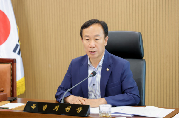 서천군의회는 27일 한경석 의원이 지방정부 발주 공사의 고질적인 부실과 하자 발생 문제를 강하게 질타하며, 계획부터 시공·사후관리까지 전 과정을 개선할 것을 촉구했다고 밝혔다. / 한경석 의원 제공