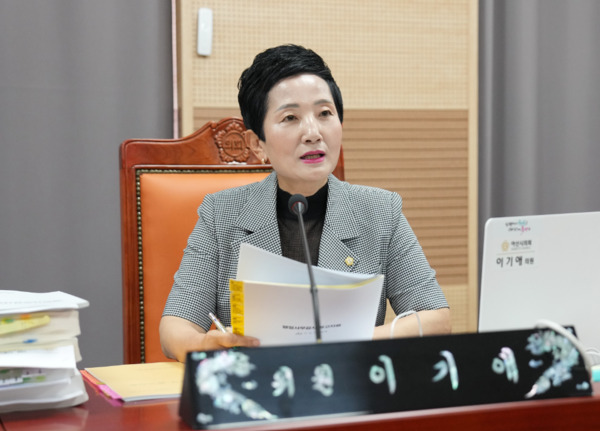 아산시의회는 지난 25일 국민의힘 이기애 의원이 제259회 제1차 정례회 기획행정농업위원회 소관 농식품유통과 2025년도 행정사무감사에서 학교급식지원센터 사업비 정산 과정에 대한 비정상적인 구조 지적과 시 관리·감독 실태에 대해 강도 높은 감사를 이어나갔다고 밝혔다. / 이기애 의원 제공