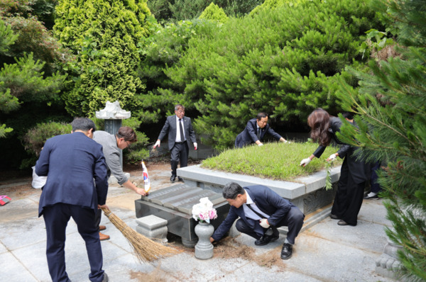 서천군의회는 지난 27일 한산면 종지리에 위치한 독립유공자 김갑수 지사의 묘소를 찾아 참배한 가운데, 김경제 의장을 포함한 7명의 의원들은 묘소 주변을 정비하고 있다. / 서천군의회 제공