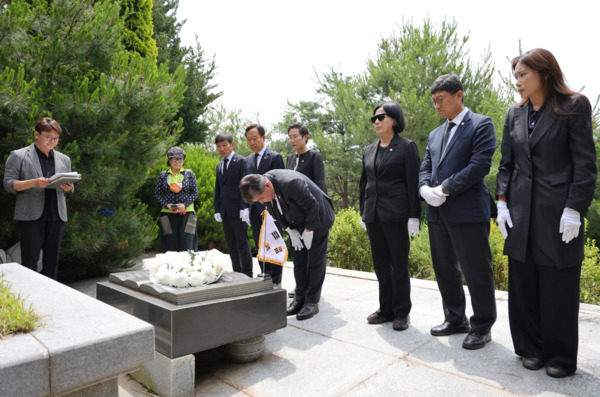 서천군의회는 지난 27일 한산면 종지리에 위치한 독립유공자 김갑수 지사의 묘소를 찾아 참배한 가운데, 김경제 의장을 포함한 7명의 의원들이 헌화하며 평생을 대한민국 독립을 위해 바친 김갑수 지사의 헌신을 기리고 있다. / 서천군의회 제공