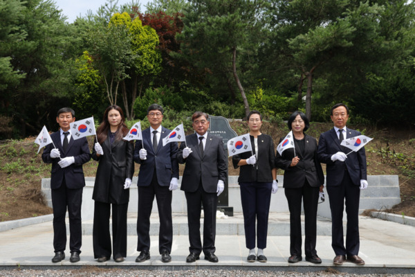 서천군의회는 지난 27일 한산면 종지리에 위치한 독립유공자 김갑수 지사의 묘소를 찾아 참배했다고 밝혔다(사진 왼쪽부터 김원섭 의원, 이지혜 의원, 이강선 의원, 김경제 의원, 김아진 부의장, 홍성희 의원, 한경석 의원). / 서천군의회 제공