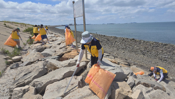 파랑나비봉사단은 지난 29일 당진 석문방조제에서 해안 쓰레기 수거 활동을 전개한 가운데, 조영종 단장을 비롯한 참석자들이 해안 쓰레기를 수거하고 있다. / 파랑나비봉사단 제공