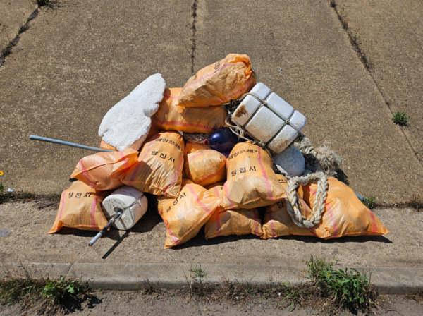 파랑나비봉사단은 지난 29일 당진 석문방조제에서 해안 쓰레기 수거 활동을 전개했다고 밝혔다. / 파랑나비봉사단 제공