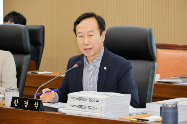 서천군의회는 30일 한경석 의원 최근 열린 제331회 정례회 행정사무감사에서 해수욕객이 급감하고 있는 춘장대해수욕장의 기능 전환 필요성을 강조하며, 어싱(Earthing) 전용구역 조성과 해양스포츠 공간 확대를 핵심으로 하는 새로운 관광활성화 방안을 제안했다고 밝혔다. / 한경석 의원 제공