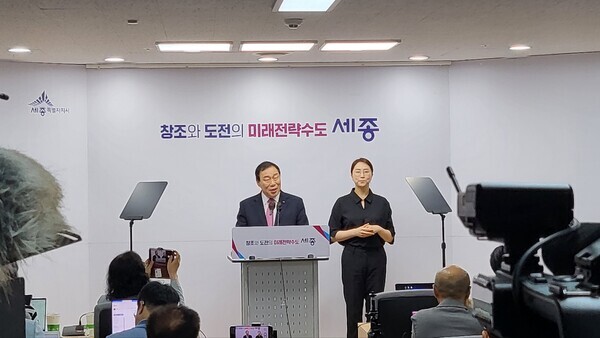 최민호 세종시장이 정부의 해양수산부 부산 이전 추진에 대해 전재수 해수부 장관 내정자에게 공개토론을 제안하고 오는 2일부터는 해수부 앞 출근길 1인 시위에 돌입하겠다고 예고했다.