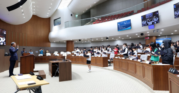 충남도의회는 2일 태안 화동초등학교 학생 34명과 지도교사 3명이 참여한 가운데, '청소년 의회교실'을 개최한 가운데, 윤희신 의원이 학생들에게 선서를 받고 있다. / 충남도의회 제공