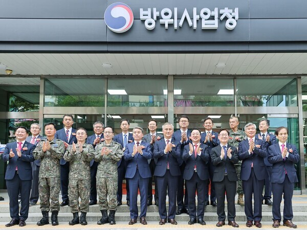 대전시와 방위사업청이 서구 월평동 옛 마사회 건물에 마련한 방사청 대전청사의 현판식을 진행하고 있다.