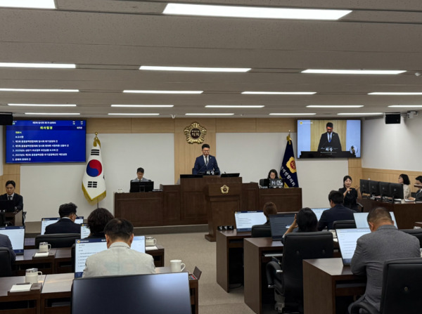 충청광역연합의회는 2일 제5회 임시회를 개회하고, 2025년도 제2회 충청광역연합 추가경정예산안 등 안건에 대한 심의에 돌입한 가운데, 노금식 의장이 개회사를 하고 있다. / 충청광역연합의회 제공