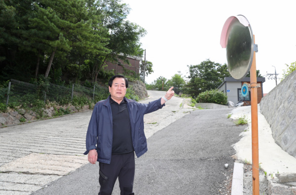 종로구의회는 지난 1일 여봉무 의원(도시복지위원장)이 무악어린이집 인근 급경사지 구간을 찾아 도로 반사경과 경사지 안전시설을 점검하는 현장 확인을 실시했다고 밝혔다. / 여봉무 의원 제공