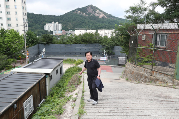 종로구의회는 지난 1일 여봉무 의원(도시복지위원장)이 무악어린이집 인근 급경사지 구간을 찾아 도로 반사경과 경사지 안전시설을 점검하는 현장 확인을 실시했다고 밝혔다. / 여봉무 의원 제공