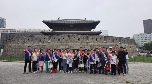 종로구의회는 지난 6월 27일 흥인지문 광장에서 김종보 의원이 직능단체 회원·동주민센터 직원·지역 주민들과 함께 모여 장마철 호우 피해를 사전 예방하고 쾌적한 마을 환경을 조성하기 위한 환경정비 활동에 참여했다고 밝혔다. / 김종보 의원 제공
