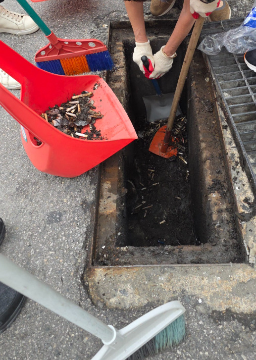 종로구의회는 지난 6월 27일 흥인지문 광장에서 김종보 의원이 직능단체 회원·동주민센터 직원·지역 주민들과 함께 모여 장마철 호우 피해를 사전 예방하고 쾌적한 마을 환경을 조성하기 위한 환경정비 활동에 참여했다고 밝혔다. / 김종보 의원 제공