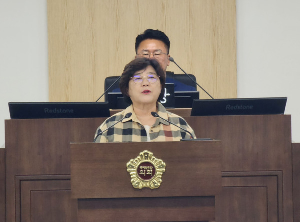 충청광역연합의회는 지난 2일 국민의힘 안경자(대전) 의원이 제5회 임시회 제1차 본회의에서 5분 자유발언을 통해 고물가 시대를 살아가는 충청권 시·도민의 가계부담 완화와 농가소득 증대를 위한 농산물 직거래 매장 활성화 지원의 필요성을 강조했다고 밝혔다. / 충청광역연합의회 제공