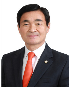 서산시의회는 3일 국민의힘 안원기 의원이 지난 제306회 정례회 2025년도 행정사무감사 산업건설위원회 감사장에서 불법현수막 문제 해결을 위해 옥외광고물 게시대 자체를 철거하자는 파격 제안을 제시했다고 밝혔다. / 뉴스티앤티 DB