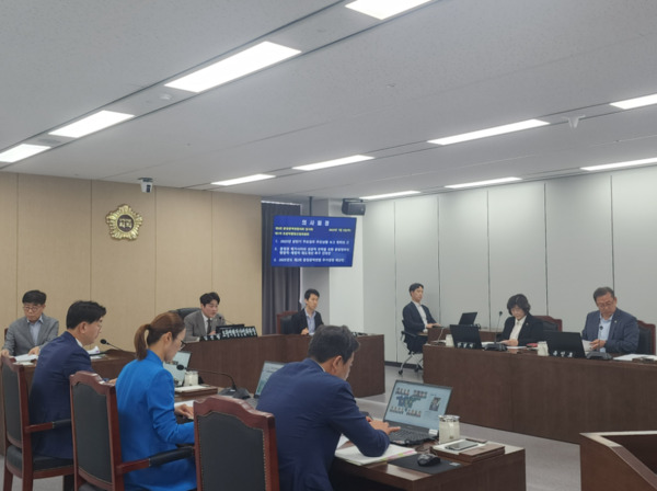 충청광역연합의회 초광역행정산업위원회는 3일 제5회 임시회 제1차 회의를 개최하고, 2025년도 상반기 주요업무 추진상황을 청취했다고 밝혔다. / 충청광역연합의회 제공