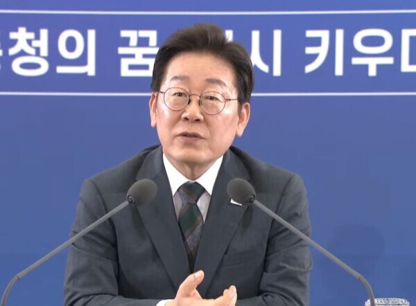 이재명 대통령이 4일 대전에서 열린 첫 충청권 타운홀 미팅에서 정부세종청사 해양수산부를 부산으로 이전하겠다는 기존 방침을 다시 못박았다.