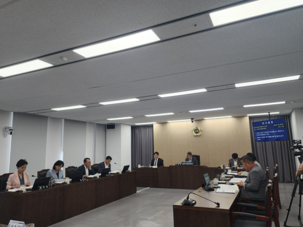 충청광역연합의회 초광역건설환경위원회는 지난 4일 제5회 임시회 제1차 회의를 개최하고, '2025년 상반기 주요업무 추진상황'을 점검한 후 '행정수도 완성을 위한 특별법 제정 및 개헌 등 촉구 건의안'을 심의·의결했다고 밝혔다. / 충청광역연합의회 제공