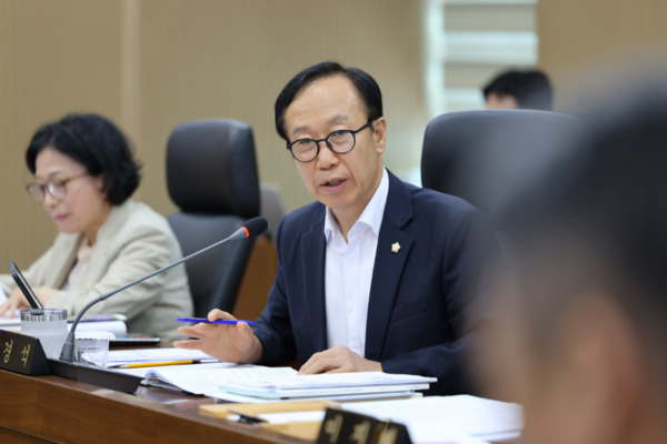 서천군의회는 7일 한경석 의원이 최근 열린 제331회 정례회 2025년도 행정사무감사에서 마서면 공덕산 일대에서 진행 중인 토석반출 개발사업에 대해 강한 우려를 표명하고, 사업 중단을 촉구했다고 밝혔다. / 한경석 의원 제공