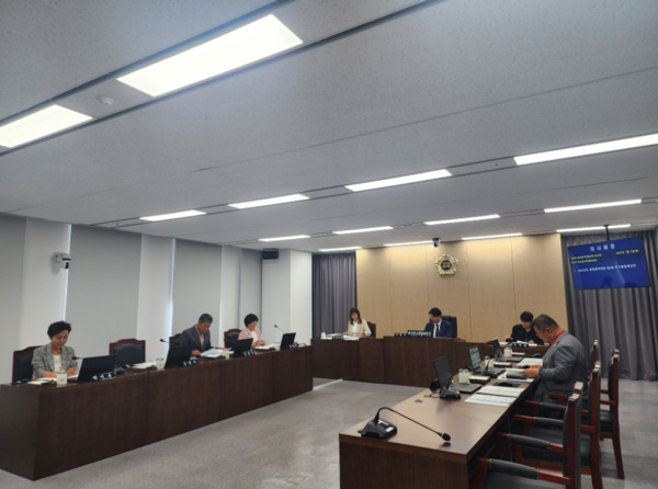 충청광역연합의회 예산결산특별위원회는 7일 제5회 임시회 제1차 회의를 개최하고, 2025년도 제2회 충청광역연합 추가경정예산안을 심사하여 원안 가결했다고 밝혔다. / 충청광역연합의회 제공