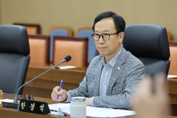 서천군의회는 8일 한경석 의원이 최근 열린 제331회 정례회 2025년도 행정사무감사에서 "신서천화력발전소에서 배출되는 공해물질로 인해 인근 주민들의 건강과 지역 환경이 심각한 위기에 처해 있다"고 우려를 표명하며, 이를 개선하기 위한 구체적인 대책마련을 강력히 촉구했다고 밝혔다. / 한경석 의원 제공