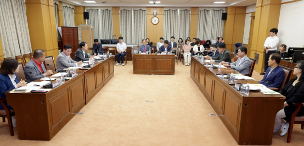 충남도의회 충남대전 행정통합 특별위원회는 9일 대전시의회에서 대전충남 행정통합 특별위원회와 합동 간담회를 개최하고, 행정통합의 추진 방향과 특별법 제정·양 의회 간 협력 방안 등에 대해 논의했다고 밝혔다. / 충남도의회 제공