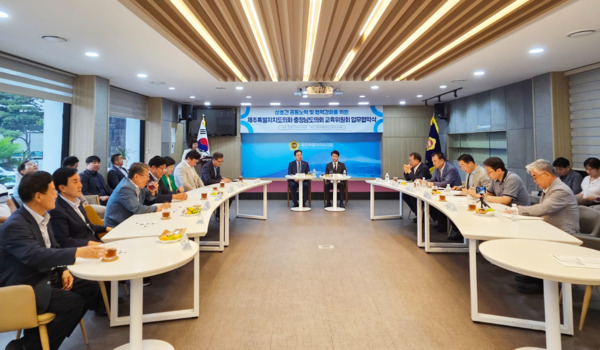 충남도의회 교육위원회는 9일부터 10일까지 1박 2일 일정으로 제주도를 방문해 제주도의회 교육위원회와 교육협력 강화를 위한 업무협약을 체결했다고 밝혔다. / 충남도의회 제공
