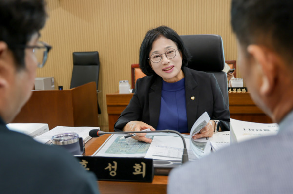 서천군의회는 9일 홍성희 의원이 최근 제331회 정례회 2025년도 행정사무감사를 마무리하며, 서천군이 투명한 행정을 강화해 주민의 삶과 복지증진에 도움이 될 수 있기를 기대한다고 밝혔다. / 홍성희 의원 제공