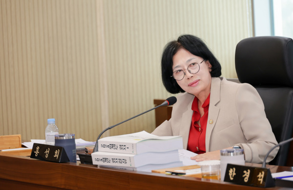 서천군의회는 9일 홍성희 의원이 최근 제331회 정례회 2025년도 행정사무감사를 마무리하며, 서천군이 투명한 행정을 강화해 주민의 삶과 복지증진에 도움이 될 수 있기를 기대한다고 밝혔다. / 홍성희 의원 제공