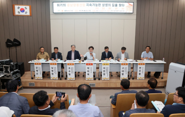 충남도의회는 9일 공주시 농업기술센터 농업전시관에서 꿀벌 집단 폐사 현상으로 위기에 처한 충남양봉산업의 활성화 방안을 모색하고자 '위기의 충남양봉산업 지속가능한 상생의 길을 찾다'를 주제로 의정토론회를 개최한 가운데, 좌장을 맡은 박미옥 의원이 인사말을 하고 있다. / 충남도의회 제공