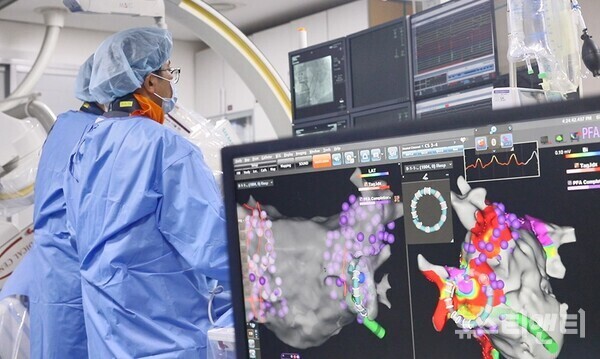 대전선병원 심장혈관센터 백주열 전문의가 ‘펄스 전기장 절제술(PFA)’을 시행하고 있다. / 선병원 제공