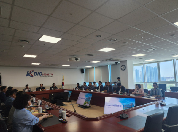 충청광역연합의회는 제5회 임시회 기간 중인 지난 9일 충청권 문화관광 및 첨단의료산업 관련된 사업과 정책을 발굴하고자 청남대·오송첨단의료산업진흥재단·오송선하마루를 차례로 방문했다고 밝혔다. 사진은 오송첨단의료산업진흥재단 방문 모습 / 충청광역연합의회 제공