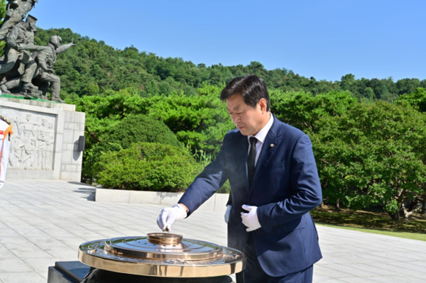 더불어민주당 황명선 의원이 오는 8월 2일 열리는 임시전국당원대회에서 최고위원 선거에 출마할 예정인 가운데, 후보 등록에 앞서 10일 오전 국립서울현충원을 찾아 고(故) 김대중 대통령의 묘역을 참배한 가운데, 황명선 의원이 분향을 하고 있다. / 황명선 의원 제공