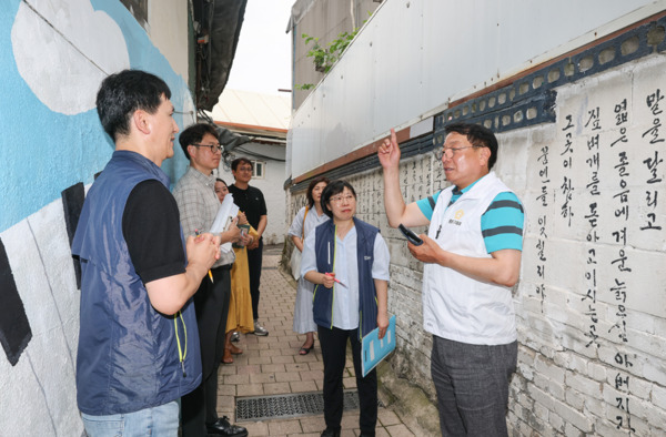 종로구의회는 지난 2일 김종보 의원이 여름철 폭염에 취약한 주거 지역인 창신동 쪽방촌을 찾아 직접 현장을 살피고 주민들의 어려움을 청취했다고 밝혔다. / 김종보 의원 제공