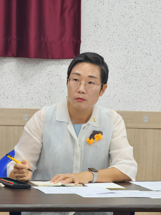 서천군의회는 10일 장항전통시장 상인회 회의실에서 김아진 부의장이 시장 먹거리동의 리모델링과 청년 창업 지원방안을 주제로 간담회를 개최했다고 밝혔다. / 김아진 의원 제공