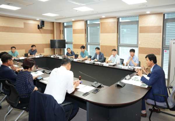 아산시의회는 지난 10일 더불어민주당 명노봉 의원이 신창면 행목로 일대 공장밀집지역 입주기업협의회와 도로시설과 등 관계 부서와 함께 간담회를 개최하여 지역 기업들의 현장 목소리를 청취하고, 실질적인 해결책을 모색하는 자리를 마련했다고 밝혔다. / 아산시의회 제공