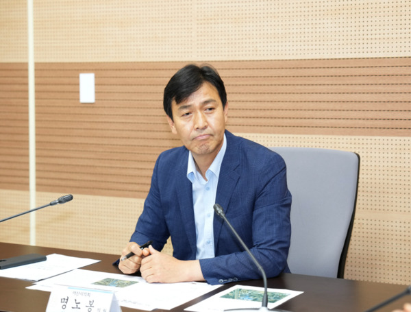 아산시의회는 지난 10일 더불어민주당 명노봉(초선) 의원이 신창면 행목로 일대 공장밀집지역 입주기업협의회와 도로시설과 등 관계 부서와 함께 간담회를 개최하여 지역 기업들의 현장 목소리를 청취하고, 실질적인 해결책을 모색하는 자리를 마련했다고 밝혔다.