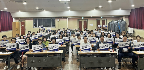 더불어민주당 충남도당 여성위원회는 11일부터 12일까지 1박 2일간 부여군에 위치한 부여 청소년 수련원에서 '2025 충남도당 여성위원회 역량강화 워크숍'을 개최한 가운데, 김아진 여성위원장을 비롯한 참석자들이 피켓을 들고 기념촬영을 하고 있다. / 더불어민주당 충남도당 제공