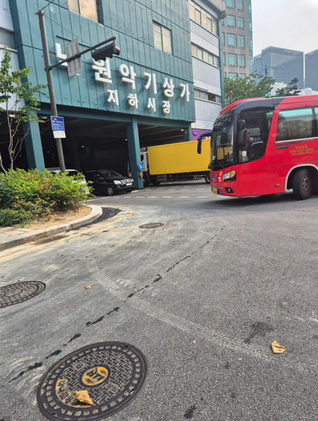 종로구의회는 11일 이광규 의원이 낙원악기상가 사거리 자투리 화단의 구조적 문제와 관리 부실로 인한 주민 불편 사항을 해소하며, 현장의 민원을 구정질문을 통해 행정에 반영시키는 성과를 거뒀다고 밝혔다. 사진은 짜투리 화단 정비 후 모습 / 이광규 의원 제공