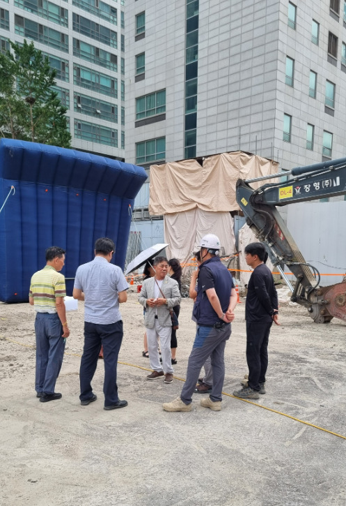 종로구의회는 11일 이광규 의원이 혜화경찰서 재건축 공사로 인해 발생한 주민 불편을 공론화하며, 장기간 방치 되어온 문제 해결의 실마리를 마련했다고 밝혔다. / 이광규 의원 제공